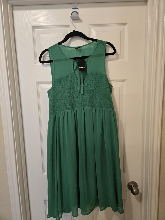 torrid Dresses & Skirts - torrid Emerald Green Sleeveless Smocked Midi Dress